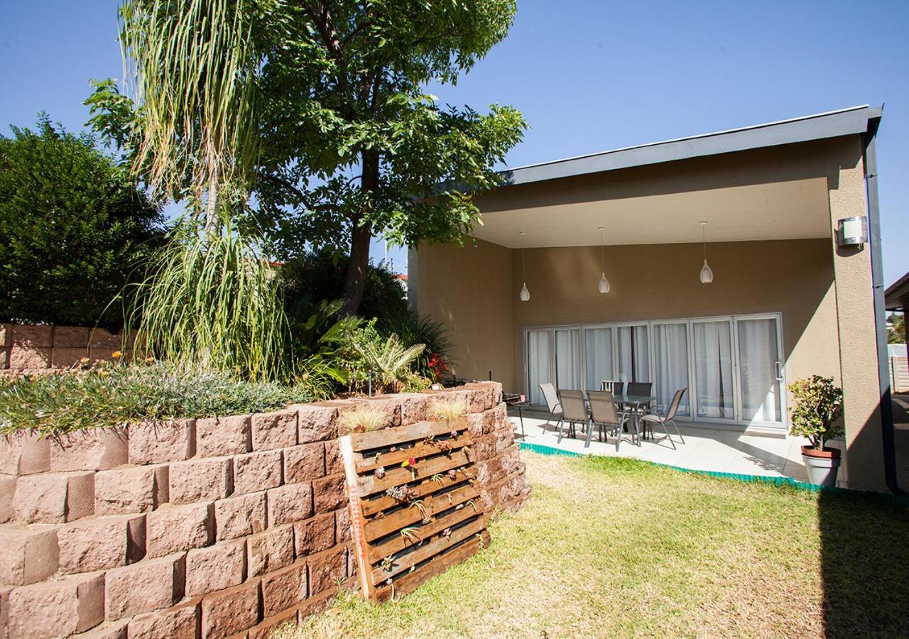 Rnb'S Studio Apartment Windhoek Bagian luar foto