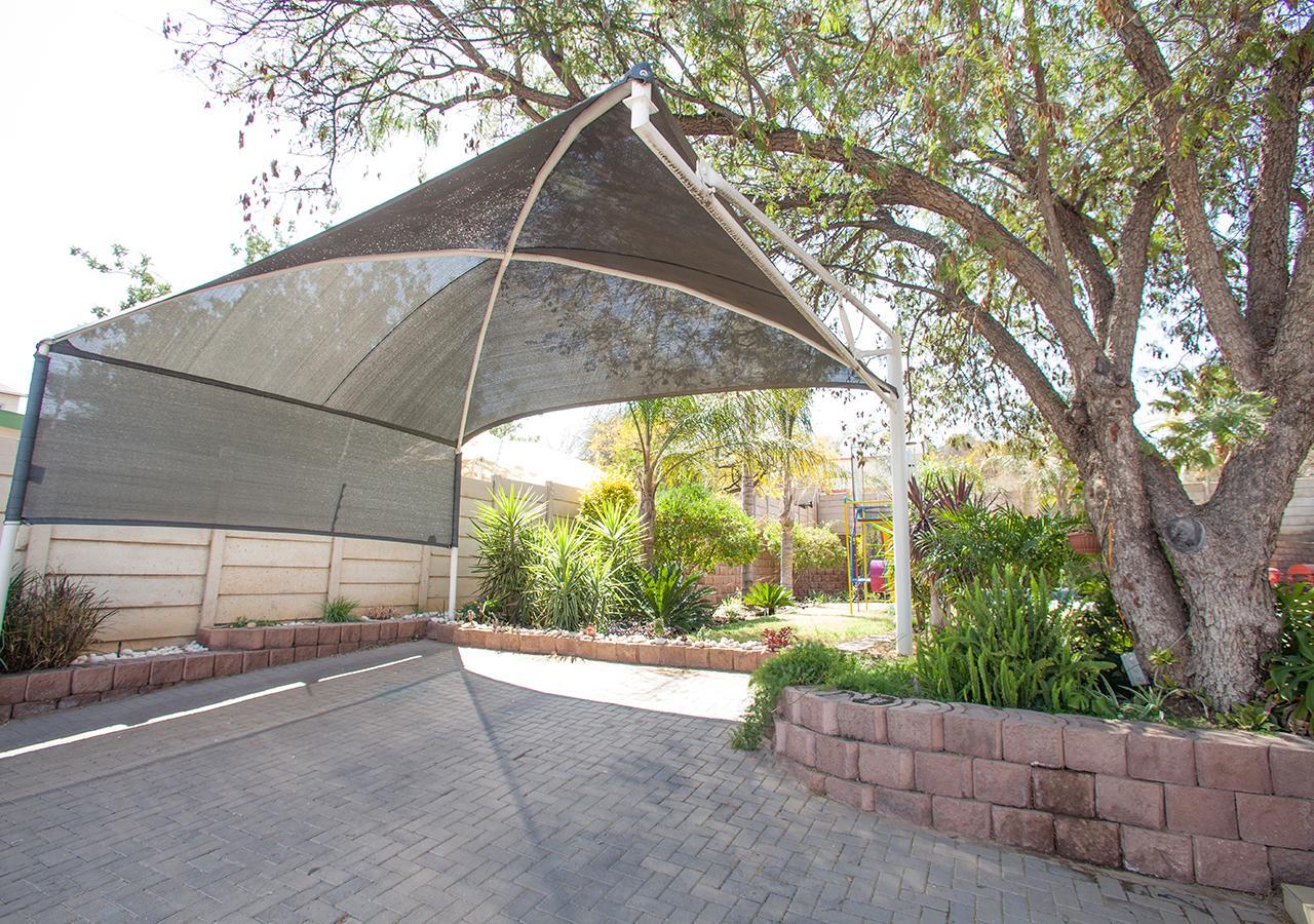 Rnb'S Studio Apartment Windhoek Bagian luar foto