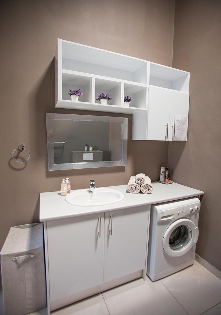 Rnb'S Studio Apartment Windhoek Bagian luar foto