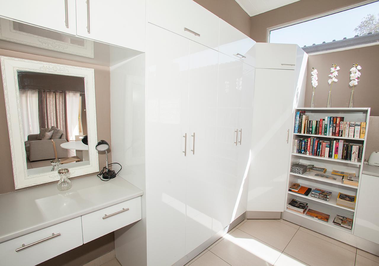 Rnb'S Studio Apartment Windhoek Bagian luar foto