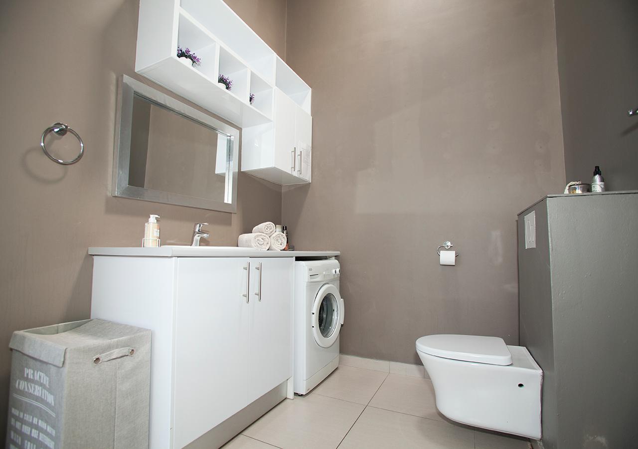 Rnb'S Studio Apartment Windhoek Bagian luar foto