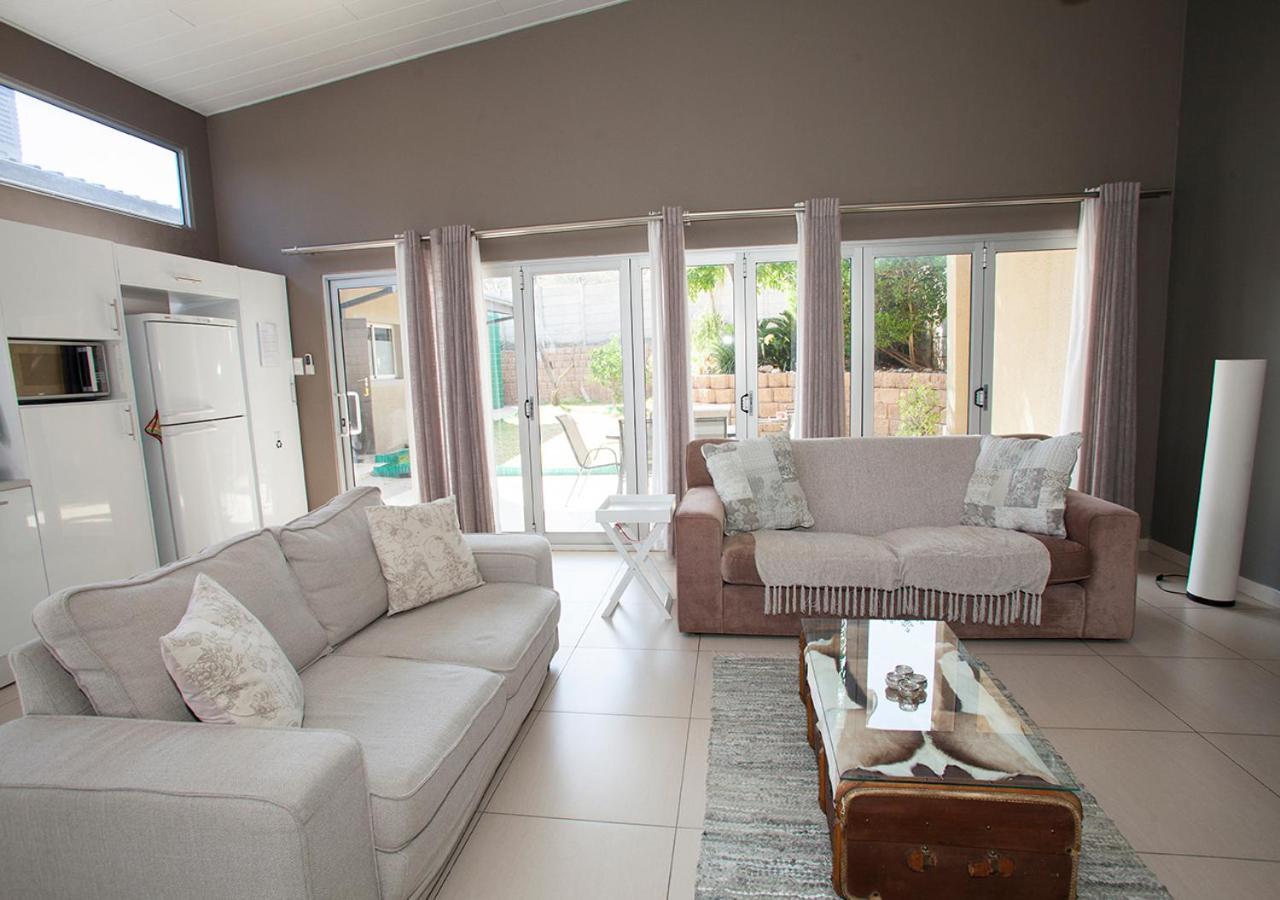 Rnb'S Studio Apartment Windhoek Bagian luar foto