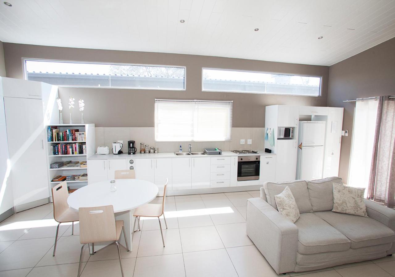 Rnb'S Studio Apartment Windhoek Bagian luar foto