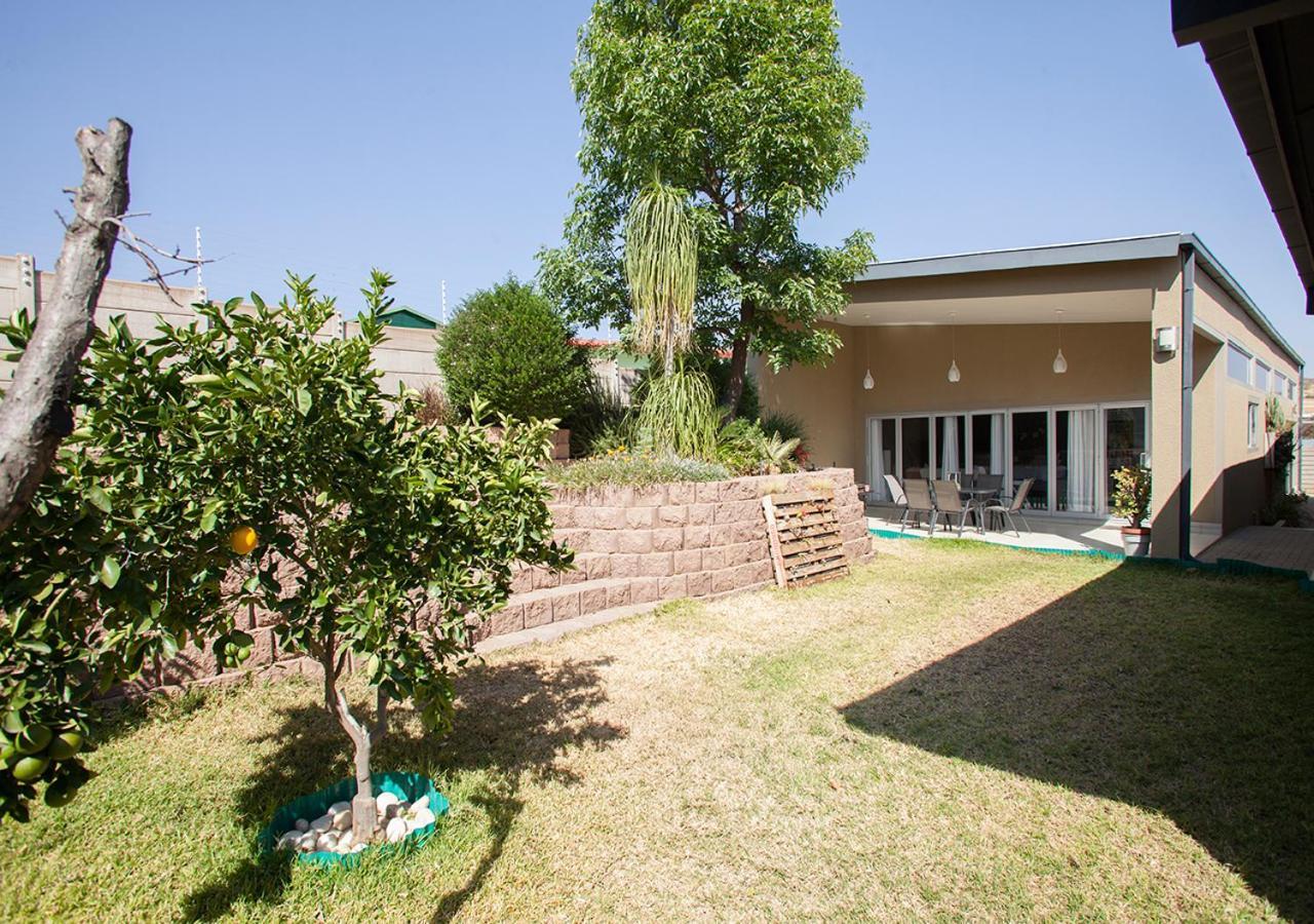 Rnb'S Studio Apartment Windhoek Bagian luar foto