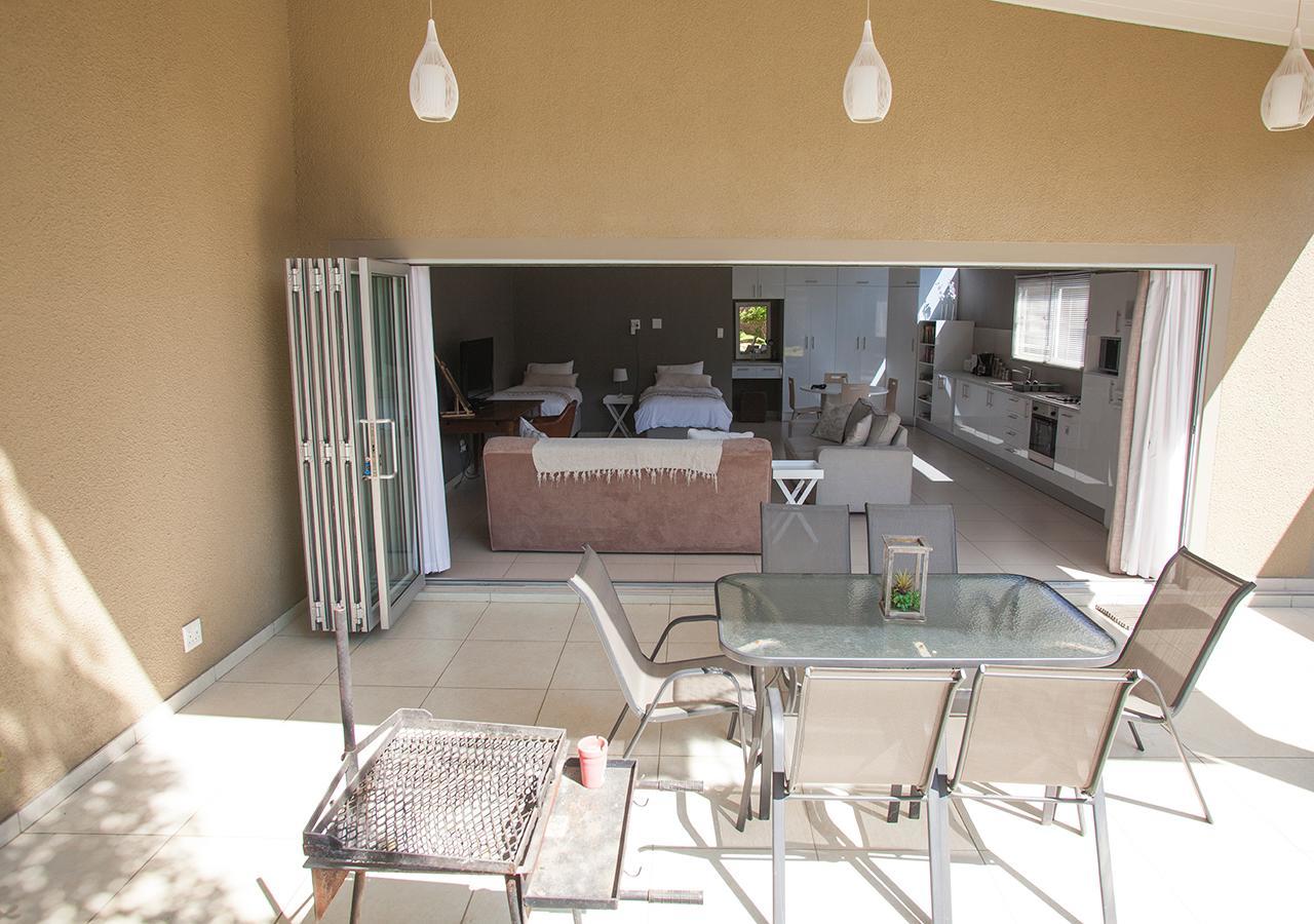 Rnb'S Studio Apartment Windhoek Bagian luar foto