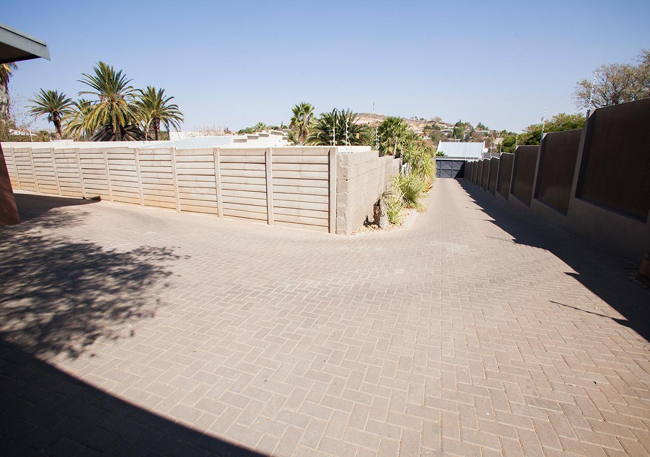 Rnb'S Studio Apartment Windhoek Bagian luar foto