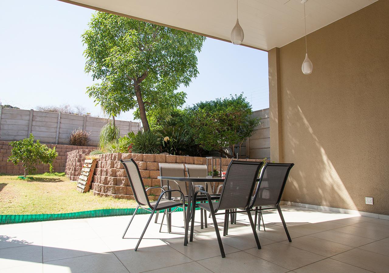 Rnb'S Studio Apartment Windhoek Bagian luar foto