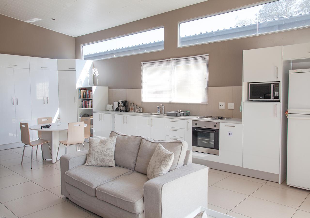 Rnb'S Studio Apartment Windhoek Bagian luar foto