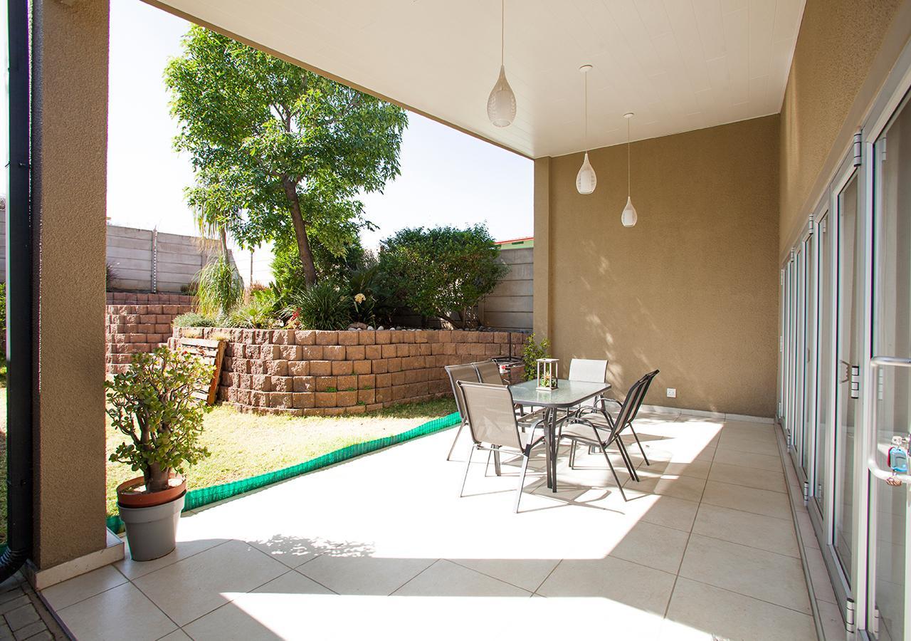 Rnb'S Studio Apartment Windhoek Bagian luar foto