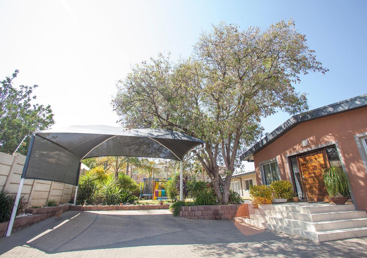 Rnb'S Studio Apartment Windhoek Bagian luar foto