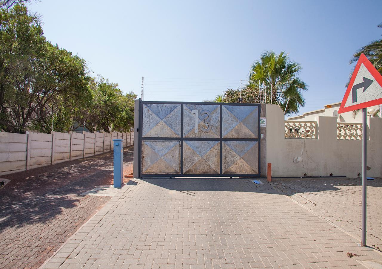 Rnb'S Studio Apartment Windhoek Bagian luar foto